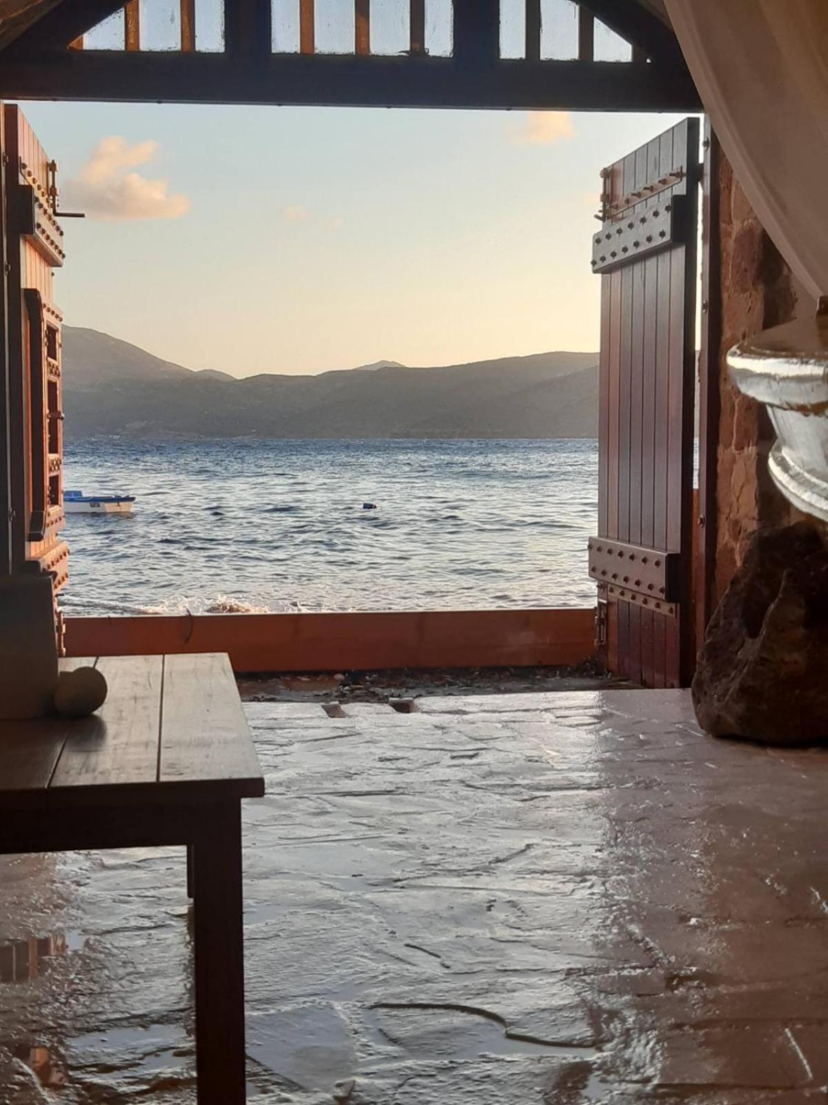 Gorgeous In Front Of The Sea At Klima Milos Holiday home Klima (Milos)